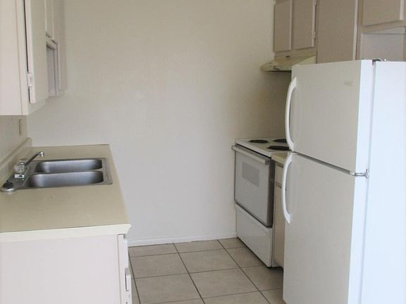 3rd image of 3420 Wellesley Dr NE APT 3