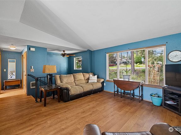 3rd image of 111 E Rainbow Drive