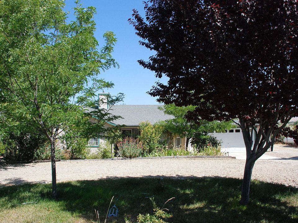 A circular driveway
