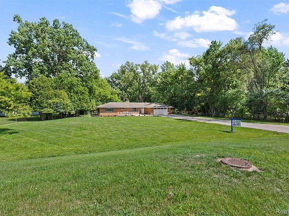 3rd image of 25555 Forestview Dr