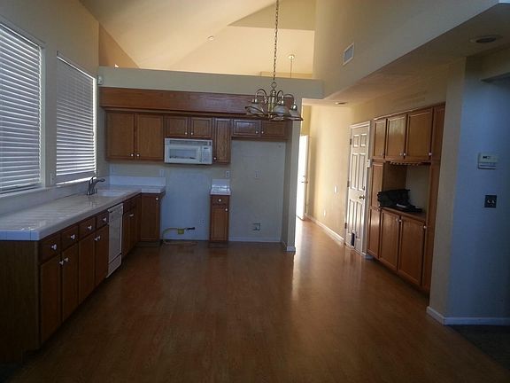 4th image of 931 Woodcreek Way