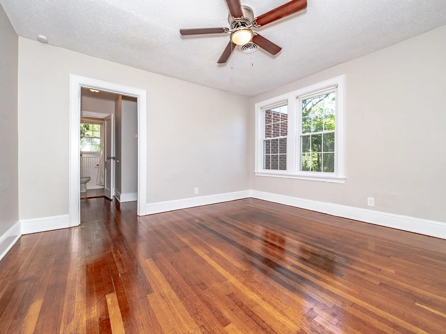 Newly Renovated 2 Bedroom 1 Bath Apartment In Prime Downtown Location — Photo 3