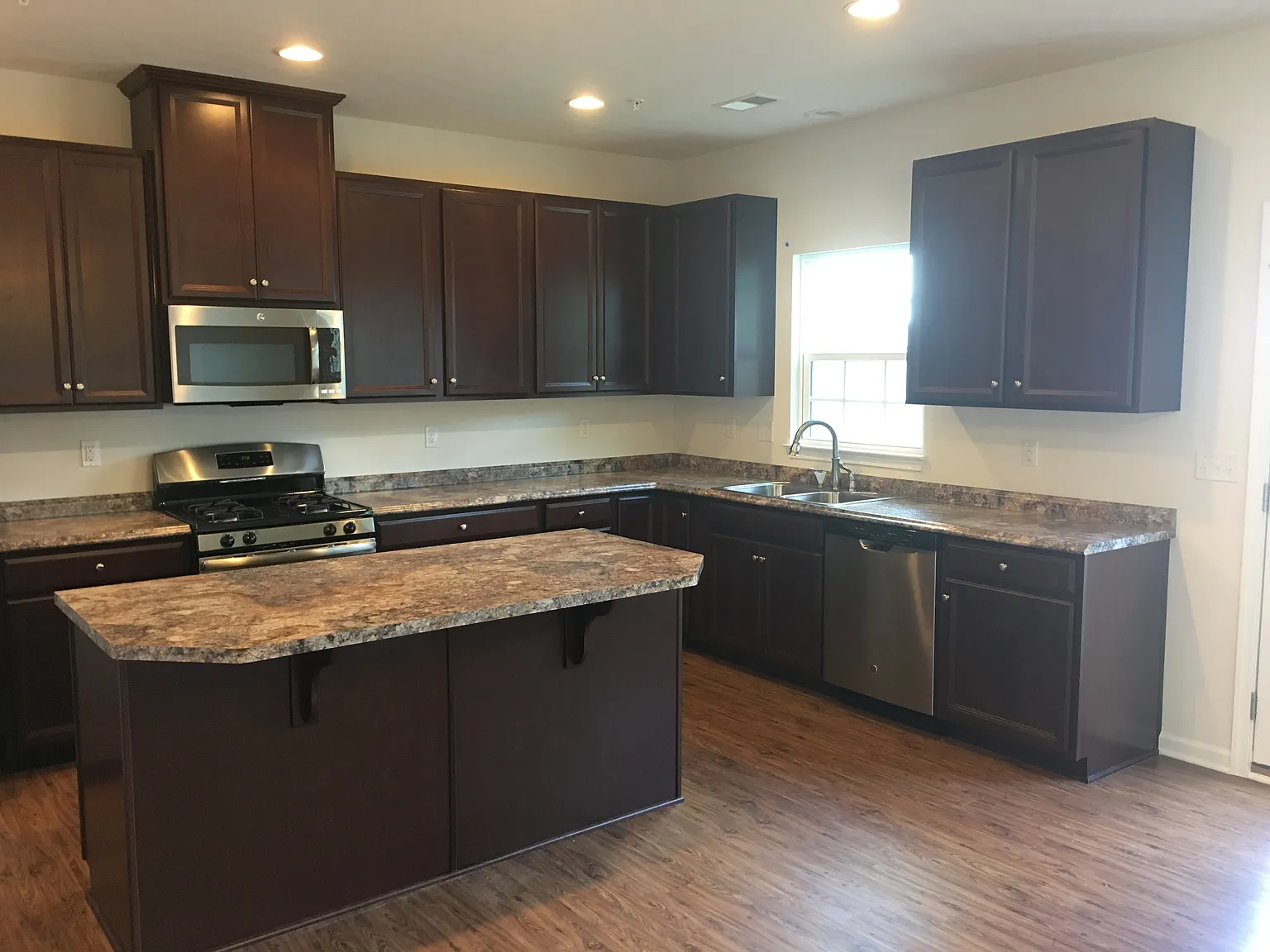 3 bed, 2.5 bath, 2200 sqft, $2,600 — Photo 4