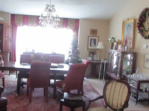 4th image of 11 Woodtrace Cir