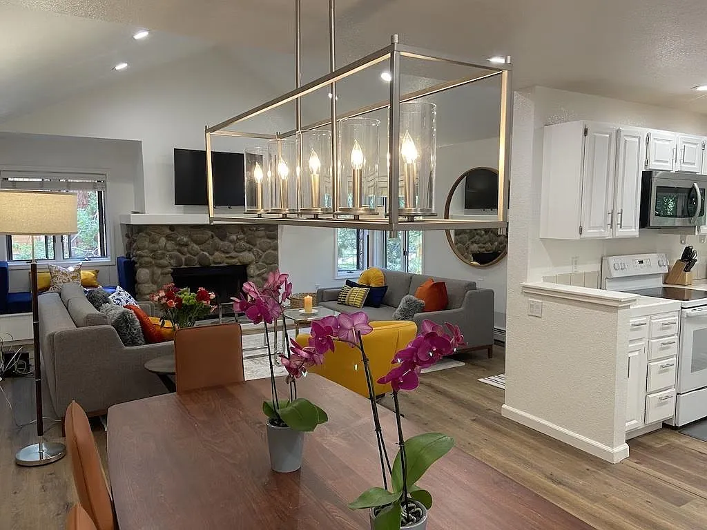 2 bed, 1111 sqft, $3,700 — Photo 1