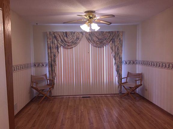 dining area off kitchen 