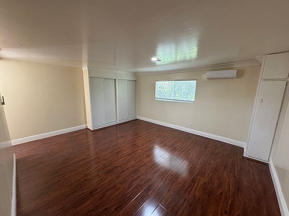 4th image of 3134-3136 Gladys Ave