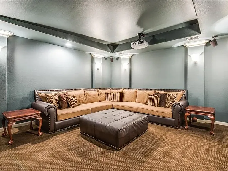 580 Butchart Dr — Photo 33