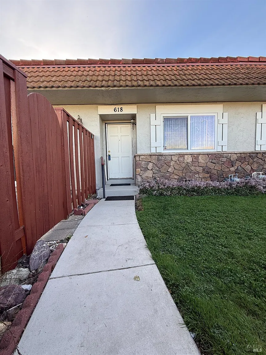 618 Yellowstone Drive photo 1