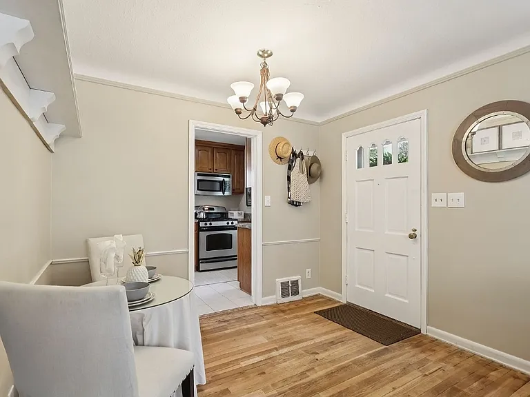 446 Huntmere Dr — Photo 15