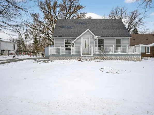 1041 E Schumacher St, Burton, MI 48529