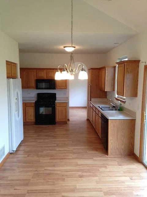 11641 S Derby Lane — Photo 2