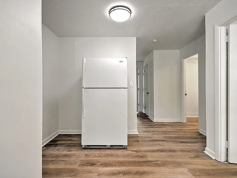 716 W G St — Photo 8