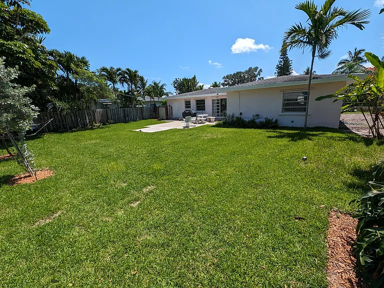 177 NE Spanish Ct — Photo 38