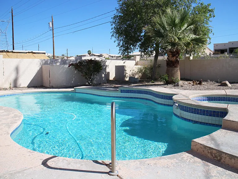 906 Desert View Dr — Photo 2