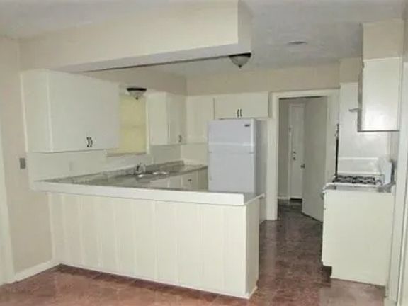 3rd image of 1037 Hamlin Dr