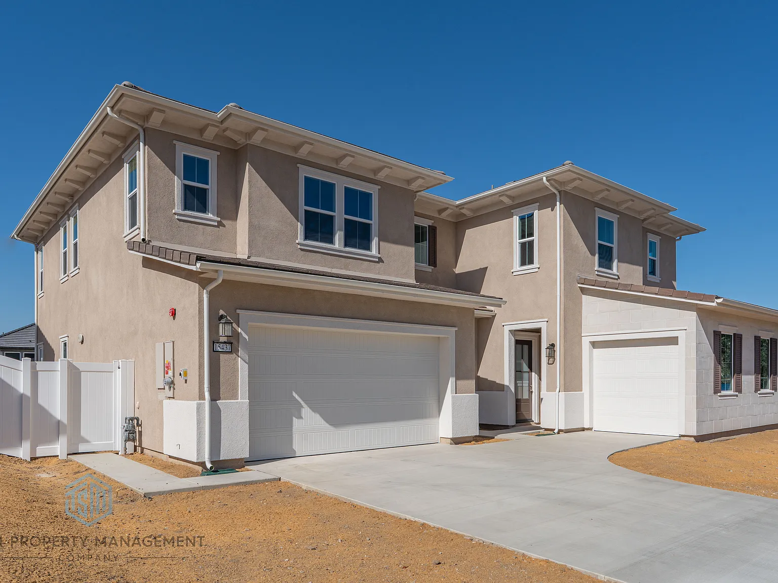 5 bed, 4.5 bath, 4308 sqft, $8,000 — Photo 2