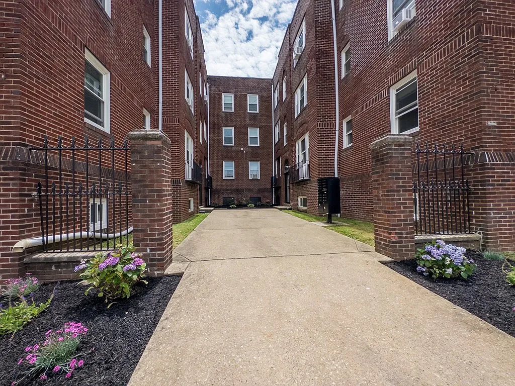 Folcroft Courts — Photo 2