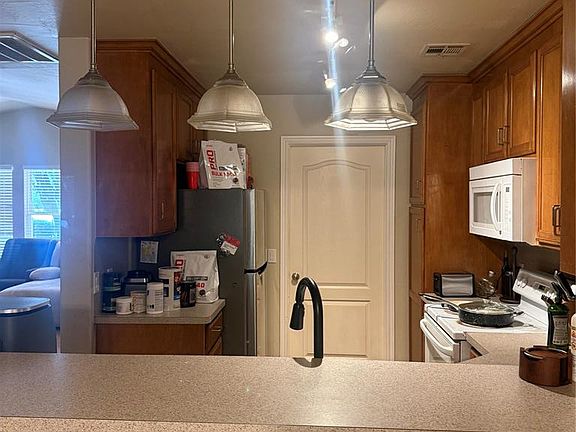 4th image of 401 Poppy Ln