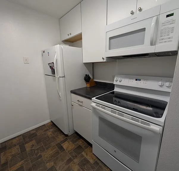 1091 Country Hills Dr — Photo 7
