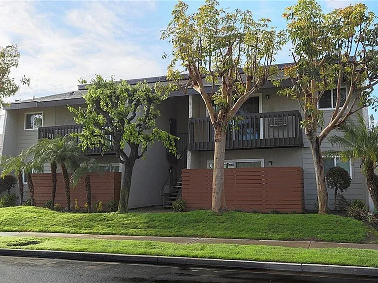 7042 Fenway Dr — Photo 2