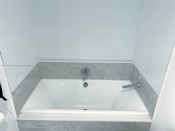 5th image of 488 NE 18th St Unit 705