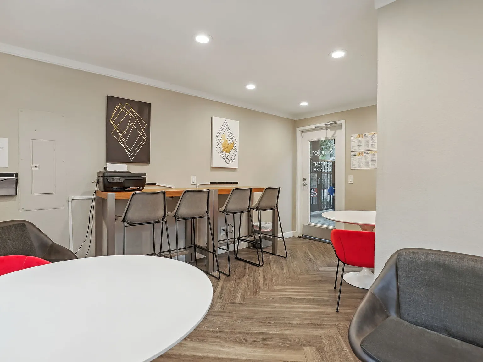 Ellington Apartments — Photo 4