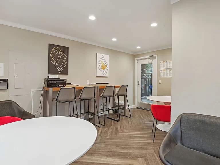 Ellington Apartments — Photo 4