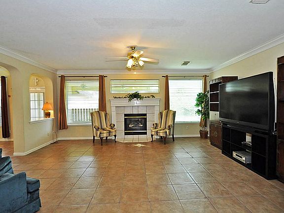 FAMILY ROOM HAS GASLOG FIREPLACE AS THE FOCAL POINT