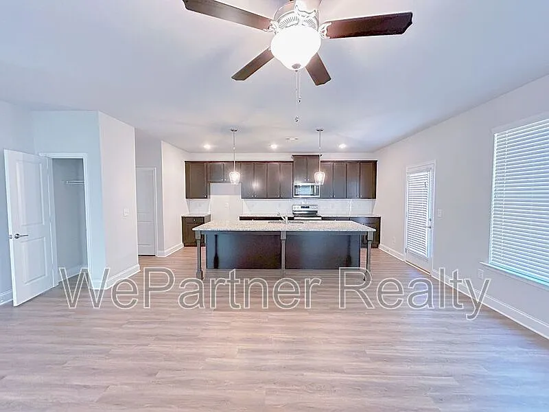 3 bed, 2.5 bath, 1818 sqft, $2,495 — Photo 3