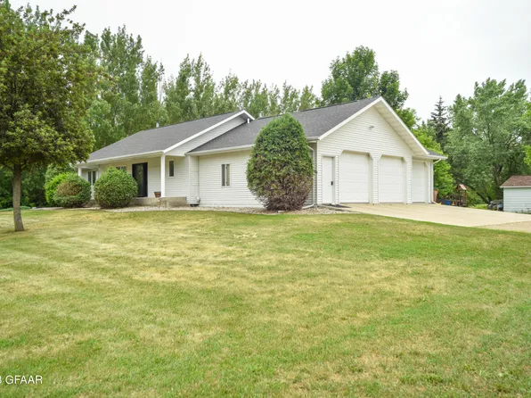 442 Jerome St, Pembina, ND 58271