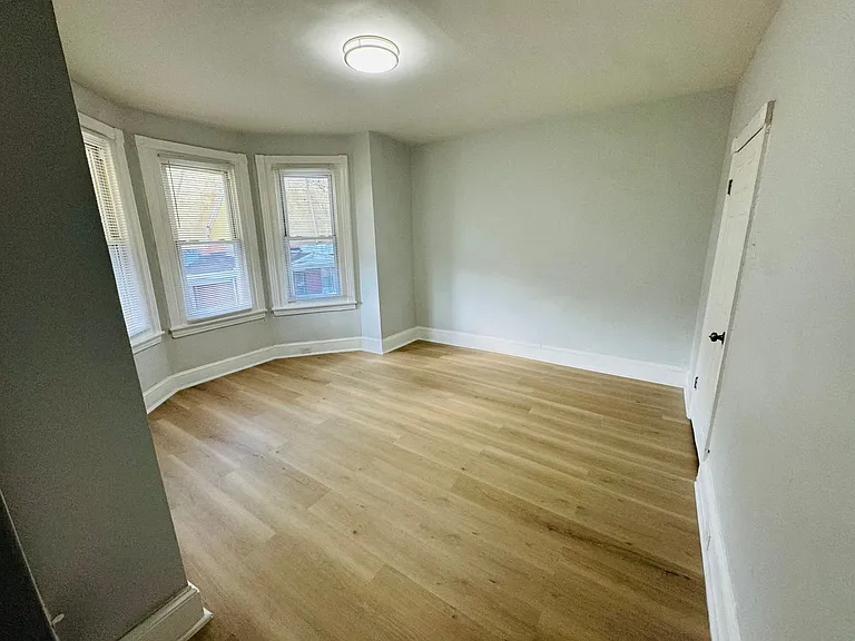 1415 N Hobart St — Photo 14