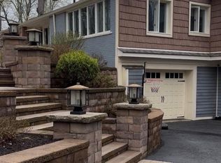 47665 Walnut Tree Ln, Plymouth, MI 48170