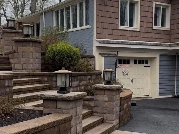 47665 Walnut Tree Ln, Plymouth, MI 48170
