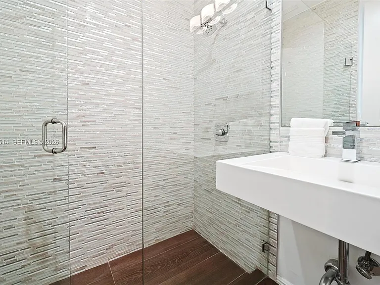 2501 Pine Tree Dr — Photo 24