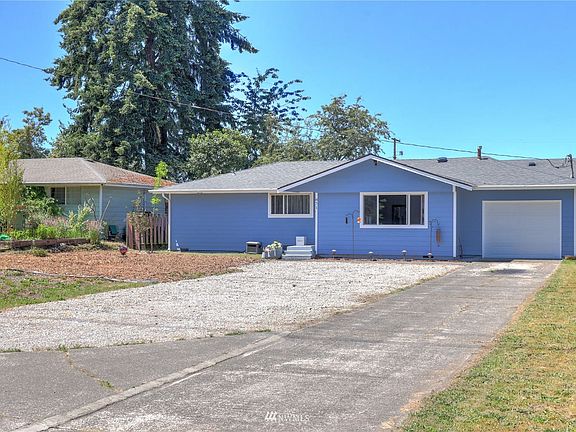 Loads of parking and a one car garage!>