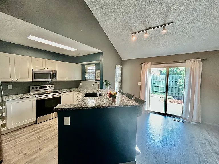 12204 Charlotte St — Photo 45