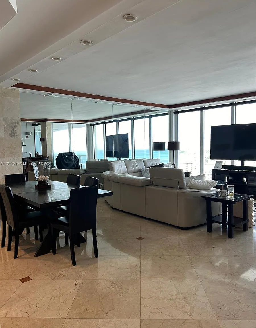The Decoplage Condo — Photo 4