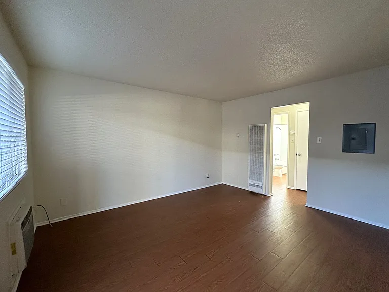 Lincoln Courtyards at 531 Glendora Avenue — Photo 8
