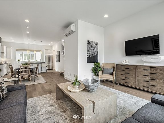 2nd image of 12462 NE 11th Ln