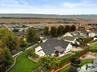 2535 Tuscany Ln, Malaga, WA 98828