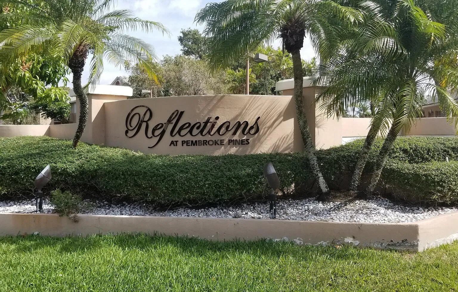 3 bed, 2.0 bath, 1093 sqft, $2,425 — Photo 3