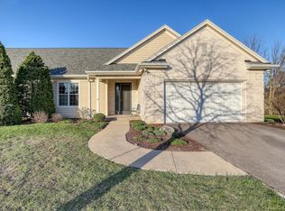 W233N3066 Oakmont Ct E #B, Pewaukee, WI 53072