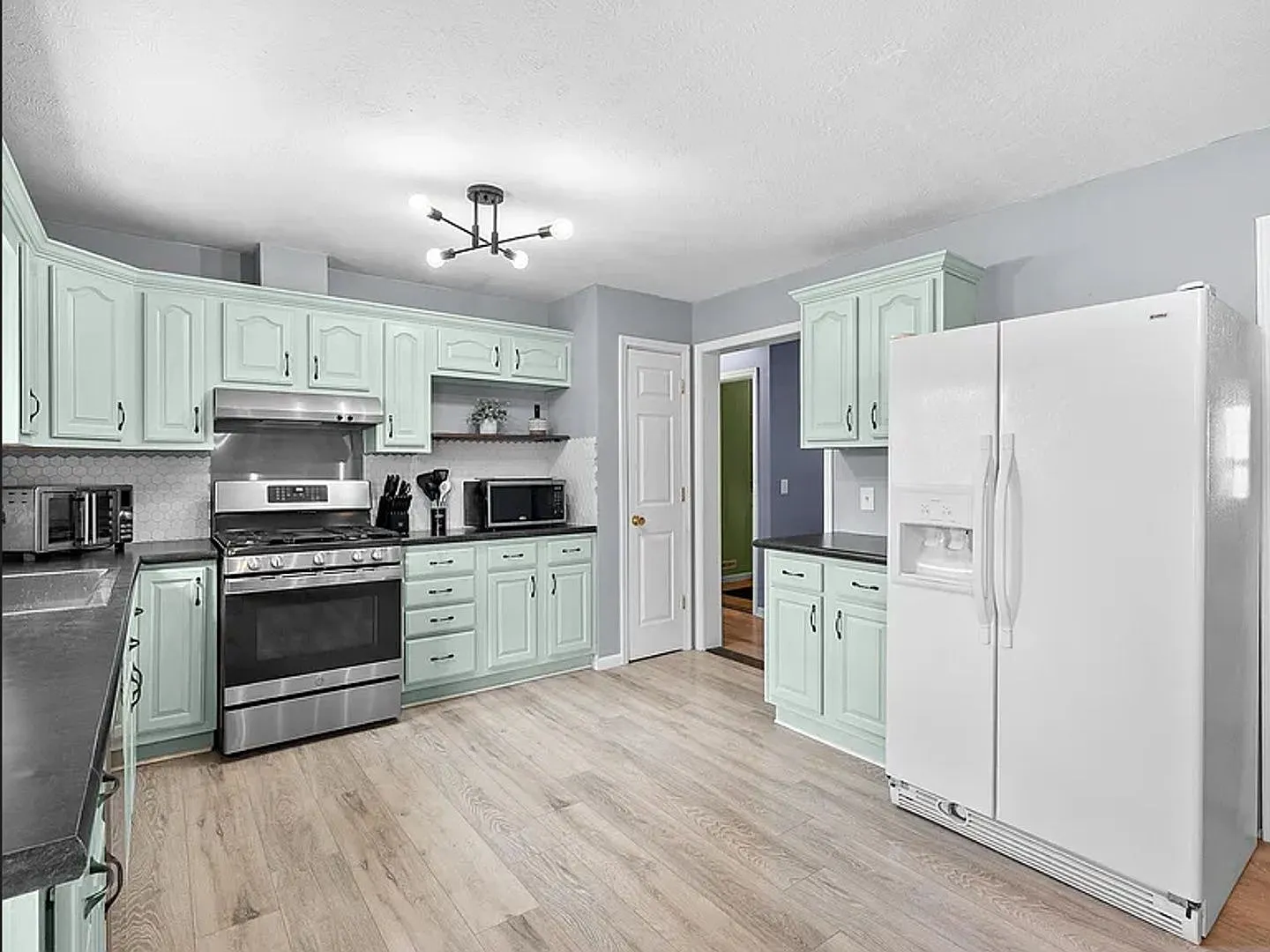 3 bed, 2.0 bath, 1458 sqft, $2,400 — Photo 4