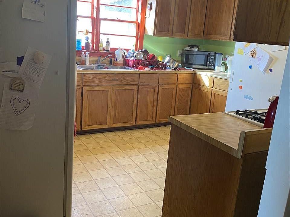 2nd image of 109 Meadow Glen Ln