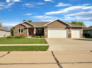573 Sandstone Cir, Dakota Dunes, SD 57049