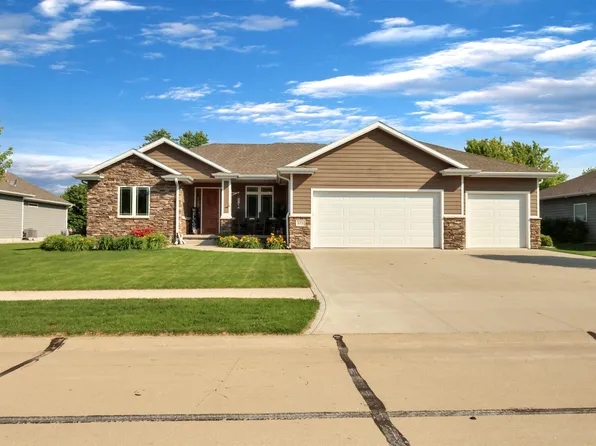 573 Sandstone Cir, Dakota Dunes, SD 57049