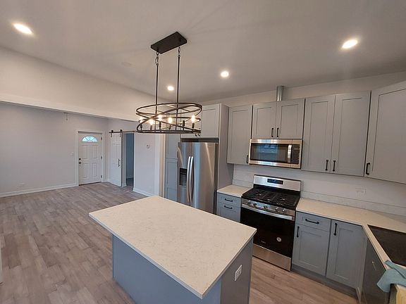 2nd image of 1041 N Wood St #3R