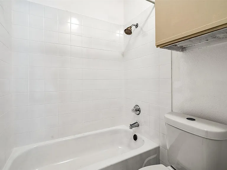 807 W 25th St #104 — Photo 20