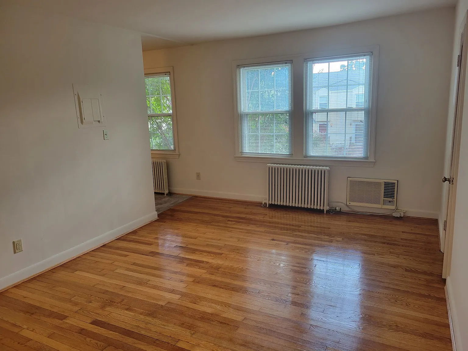 Renovated One Bedroom Garden Apartments Less Than a Mile to Clarendon Metro! — Photo 1